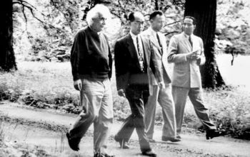 आइन्सटाइन के साथ भाभा(एकदम दायें)