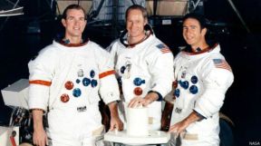 इस अभियान में शामिल डेविड स्कॉट, एल्फ़्रेड वोर्डन और जेम्स इरविन तस्वीर में नज़र आ रहे हैं