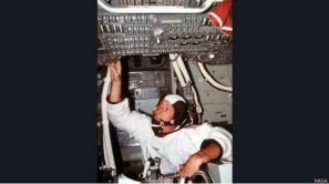 स्कॉट और इरविन के चंद्रमा की सतह पर उतरने के बाद अंतरिक्ष यान में वोर्डन.