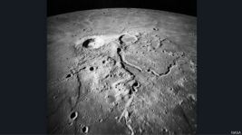 इस दौरान वोर्डन यान में रोजाना 20 घंटे काम करते रहे. ख़ासकर चंद्रमा की सतह की तस्वीरों को लेते रहे.