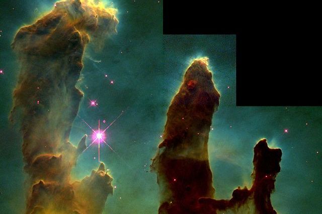 हबल दूरबीन द्वारा लिया गया सबसे प्रसिद्ध चित्र, उद्भव के स्तंभ("Pillars of Creation"), इसमे चील निहारिका(Eagle Nebula) मे तारो के जन्म को देखा जा सकता है।