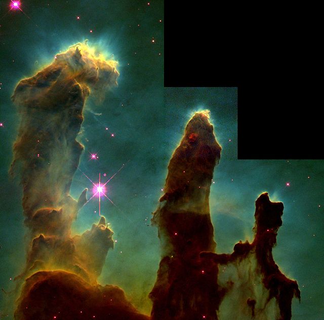 हबल दूरबीन द्वारा लिया गया सबसे प्रसिद्ध चित्र, उद्भव के स्तंभ("Pillars of Creation"), इसमे चील निहारिका(Eagle Nebula) मे तारो के जन्म को देखा जा सकता है।