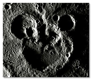 मीकी माउस के जैसा क्रेटर