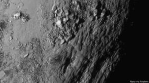 इनमें इसके बर्फीले सतह पर 3,500 मीटर तक ऊंचे पर्वत देखे जा सकते हैं