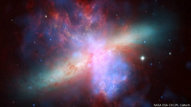 सक्रिय आकाशगंगा एम 82 की यह संयुक्त तस्वीर है, जो अलग अलग अंतरिक्ष वेधशाला से ली गई तस्वीरों को मिलाकर बनी है। अलग अलग अंतरिक्ष वेधशाला हैं- हब्बल, चंद्रा एक्स रे ऑब्जरवेटरी और स्पिटज़र स्पेस अंतरिक्ष वेधशाला। यह पृथ्वी से 1.15 करोड़ प्रकाशवर्ष दूर है। ये हमारे मिल्की वे से सबसे नज़दीकी आकाशगंगा है।