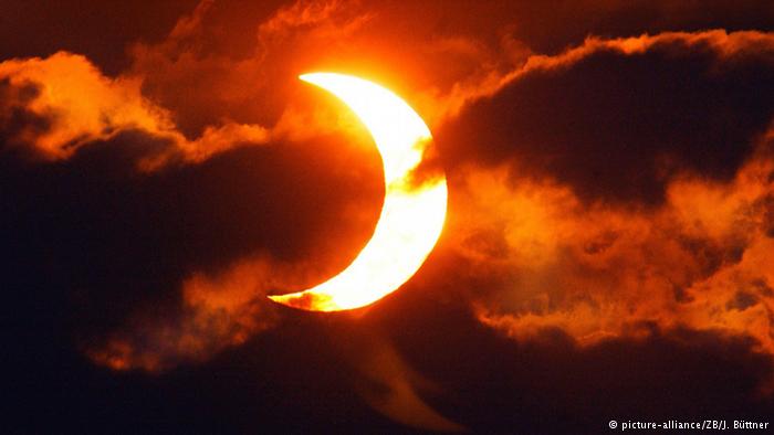 आंशिक या पूर्ण : पृथ्वी, सूर्य और चंद्रमा की स्थिति के आधार पर एक साल में दो से पांच बार तक सूर्यग्रहण ल :ग सकता है। पृथ्वी के उत्तरी या दक्षिणी ध्रुवों से केवल आंशिक सूर्य ग्रहण ही देखा जा सकता है। यूरोप में 20 मार्च, 2015 को पूर्ण सूर्यग्रहण दिखा था, जबकि दक्षिणी गोलार्ध में स्थित इंडोनेशिया जैसे देशों में 9 मार्च, 2016 को दिखेगा।