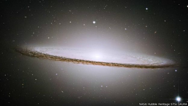 कुछ ही दूर सोमब्रेरो(sombrero) आकाशगंगा है, जिसे एम 104 भी कहते हैं। यह करीब 2.8 करोड़ प्रकाश वर्ष की दूरी पर स्थित है। इस आकाशगंगा का फैलाव करीब 50 हज़ार प्रकाश वर्ष है और इसका आकार 800 अरब सूर्यों के आकार जितना है।