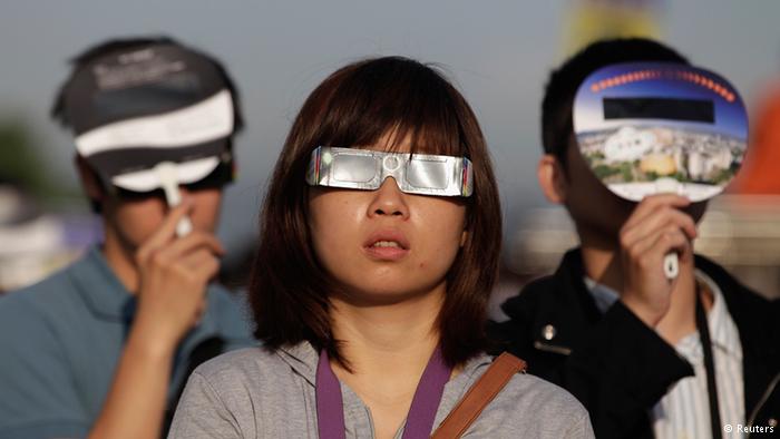 आंखों को खतरा : आम तौर पर सूर्यग्रहण 5 मिनट से लेकर 12 मिनट तक चल सकता है। इस अनोखी प्राकृतिक घटना को कभी भी नंगी आंखों से नहीं देखना चाहिए। इसके लिए विशेष तरह के चश्मे या माध्यम हैं, जो आपकी आंखों को सूर्य की तेज किरणों से बचा सकते हैं।