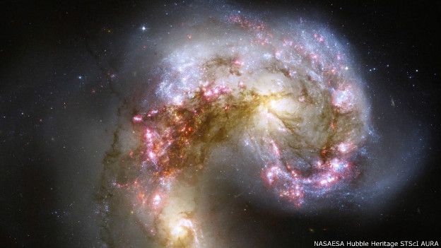  ये दोनों सर्पिल आकार की आकाशगंगाएं हैं, इन्हें एंटेने(antennae) आकाशगंगा भी कहते हैं। ये एक समय में एक दूसरे से अलग हो गई थीं, लेकिन बाद में एक दूसरे को गुरुत्व से खींचने लगीं। इन दोनों के बीच ये ’खींचतान' सैकड़ों, लाखों साल पहले शुरू हुआ था। ये पृथ्वी से 4.5 करोड़ प्रकाश वर्ष दूर हैं और आपस में टकराने वाली आकाशगंगाओं में सबसे नजदीक हैं।