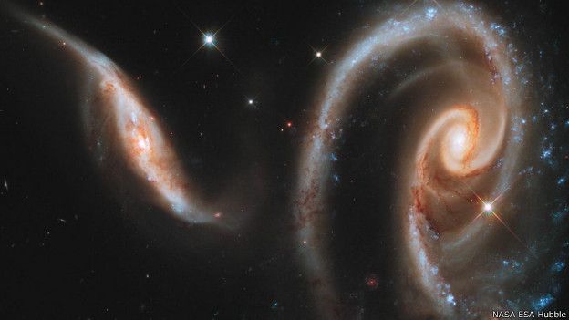 यहां दो आकाशगंगा एक गुलाब की शक्ल में टकराती हुई दिखाई देती हैं। इसकी रोशनी हम लोगों तक 20 करोड़ प्रकाशवर्ष में पहुंचती है। इन्हें सामूहिक तौर पर एआरपी 273 कहते हैं। दायीं ओर की आकाशगंगा थोड़ी बड़ी है, इसे यूजीसी 1810 कहते हैं। सर्पिल आकार की होने की वजह ये है इसकी साझेदार आकाश गंगा गैलेक्सी यूसीसी 1813। इसमें चमकीला नीला डॉट ये बताता है कि युवा तारे काफी तेज रोशनी के साथ जल रहे हैं।