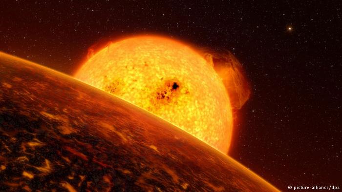 धरती को निगलने वाला : सूर्य बेहद गर्म गैसों से बना एक गोला है जिसके केन्द्र का तापमान 1.5 करोड़ डिग्री सेल्सियस है। सूर्य का निर्माण करने वाली करीब 72 प्रतिशत गैस हाइड्रोजन है, जबकि इसका 26 प्रतिशत हिस्सा हीलियम का है। हर सेंकड सूर्य पर करीब 40 लाख टन हाइड्रोजन जलता है। जब हाइड्रोजन का भंडार जल कर खत्म हो जाएगा तब हीलियम जलेगा।