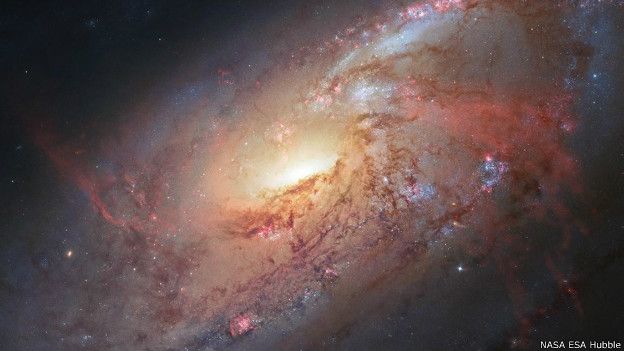 आकाशगंगा एम106 से बड़ी मात्रा में गैस निकलती है। माना जाता है कि ये गैसें इस आकाशगंगा के केंद्र में स्थित बड़े ब्लैक होल में गिर जाती हैं। एम 106 हमसे 2.3 करोड़ प्रकाशवर्ष दूर है।