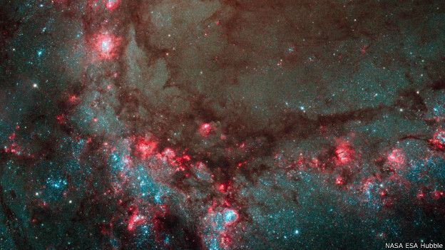 यह दक्षिणी पिनव्हील आकाशगंगा एम 83 का क्लोज़-अप है। इस आकाशगंगा में हमारी मंदाकीनी(मिल्की वे) आकाशगंगा की तुलना में तेजी से तारे बनते हैं। इसमें लाल रंग वाले तारे नए हैं जबकि कुछ तारे कुछ लाख साल पुराने। एम83 हमसे 1.5 करोड़ प्रकाशवर्ष की दूरी पर स्थित है।