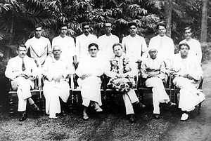 (बाएं से दाएं बैठे हुए) एस एस राव, अभिजीत डे, देवेंद्र मोहन बोस, वर्नर हाइजेनबर्ग, कृष्णन करिआमानिक्कम और सत्येन्द्र नाथ बोस कलकत्ता, 8 अक्टूबर 1929 इंडियन एसोसिएशन फॉर दि कल्टिवेशन आफ साइंस