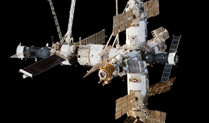मीर अंतरिक्ष केंद्र, Mir Space Station,
