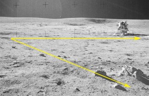 कांसपिरेसी थ्योरीस्ट कहते है कि अपोलो अभियान के चित्रो मे छाया समांतर नही है।