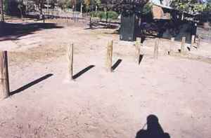 यह गया चित्र पृथ्वी पर है, इसमे आप देख सकते है कि एक ही प्रकाश स्रोत सूर्य के होने के बावजूद छाया समांतर ना होकर अलग कोण बना रही है। इस तरह का प्रभाव सतह के समतल ना होने से उत्पन्न होता है जिससे टीले, गड्डो के कारण छाया संमातर ना होकर कोण बनाते है।