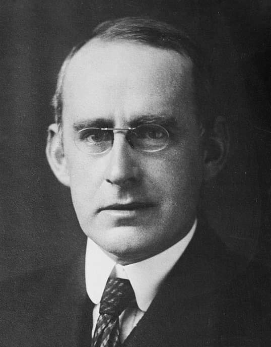 सर आर्थर स्टेनली एडिंगटन(Sir Arthur Stanley Eddington).