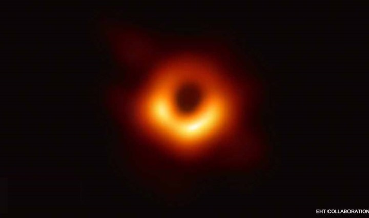 ब्लैक होल की प्रथम तस्वीर - अंतरिक्ष वैज्ञानिकों ने 10 अप्रैल २०१९ को ब्लैकहोल की पहली तस्वीर जारी की। आकाशगंगा एम87 में 53.5 मिलियन प्रकाश-वर्ष दूर मौजूद इस विशालकाय ब्लैक होल की तस्वीर जारी की गई है। वैज्ञानिकों ने ब्रसल्ज, शंघाई, तोक्यो, वॉशिंगटन, सैंटियागो और ताइपे में एकसाथ प्रेस वार्ता की और जिस दौरान इस तस्वीर को जारी किया गया।