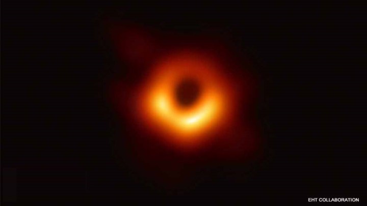 ब्लैक होल की प्रथम तस्वीर - अंतरिक्ष वैज्ञानिकों ने 10 अप्रैल २०१९ को ब्लैकहोल की पहली तस्वीर जारी की। आकाशगंगा एम87 में 53.5 मिलियन प्रकाश-वर्ष दूर मौजूद इस विशालकाय ब्लैक होल की तस्वीर जारी की गई है। वैज्ञानिकों ने ब्रसल्ज, शंघाई, तोक्यो, वॉशिंगटन, सैंटियागो और ताइपे में एकसाथ प्रेस वार्ता की और जिस दौरान इस तस्वीर को जारी किया गया।