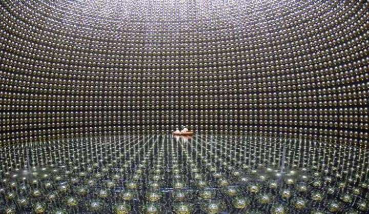 जापान का सुपर-कामीओकांडे डीटेक्टर(The Super-Kamiokande detector in Japan)