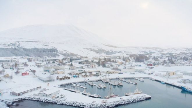 आइसलैंड का शहर हुसाविक जो 2,300 मछुआरों का एक छोटा शहर था